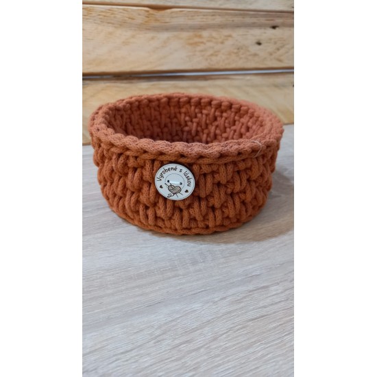 Háčkovaný košík s dreveným dnom (17 cm) Háčkovaný košík s dreveným dnom (17 cm)